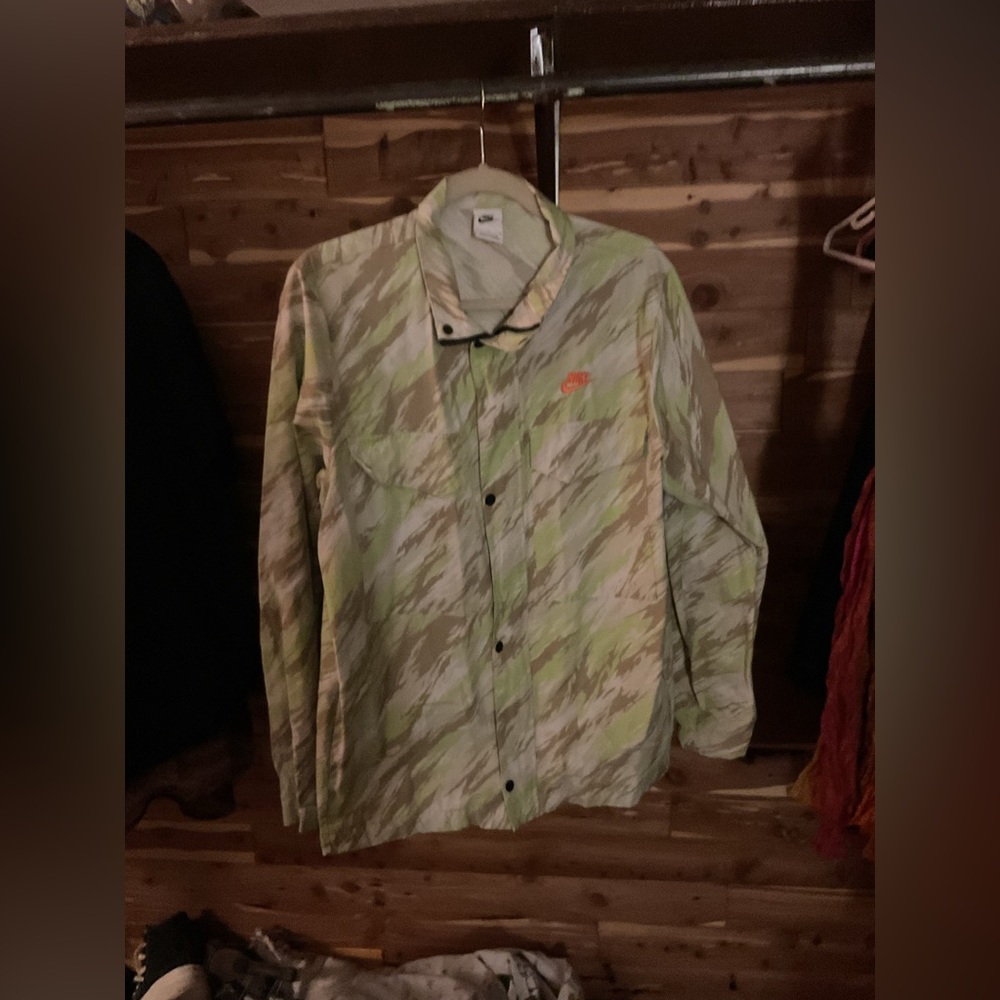 Men’s Nike camouflaged woven windbreaker size L